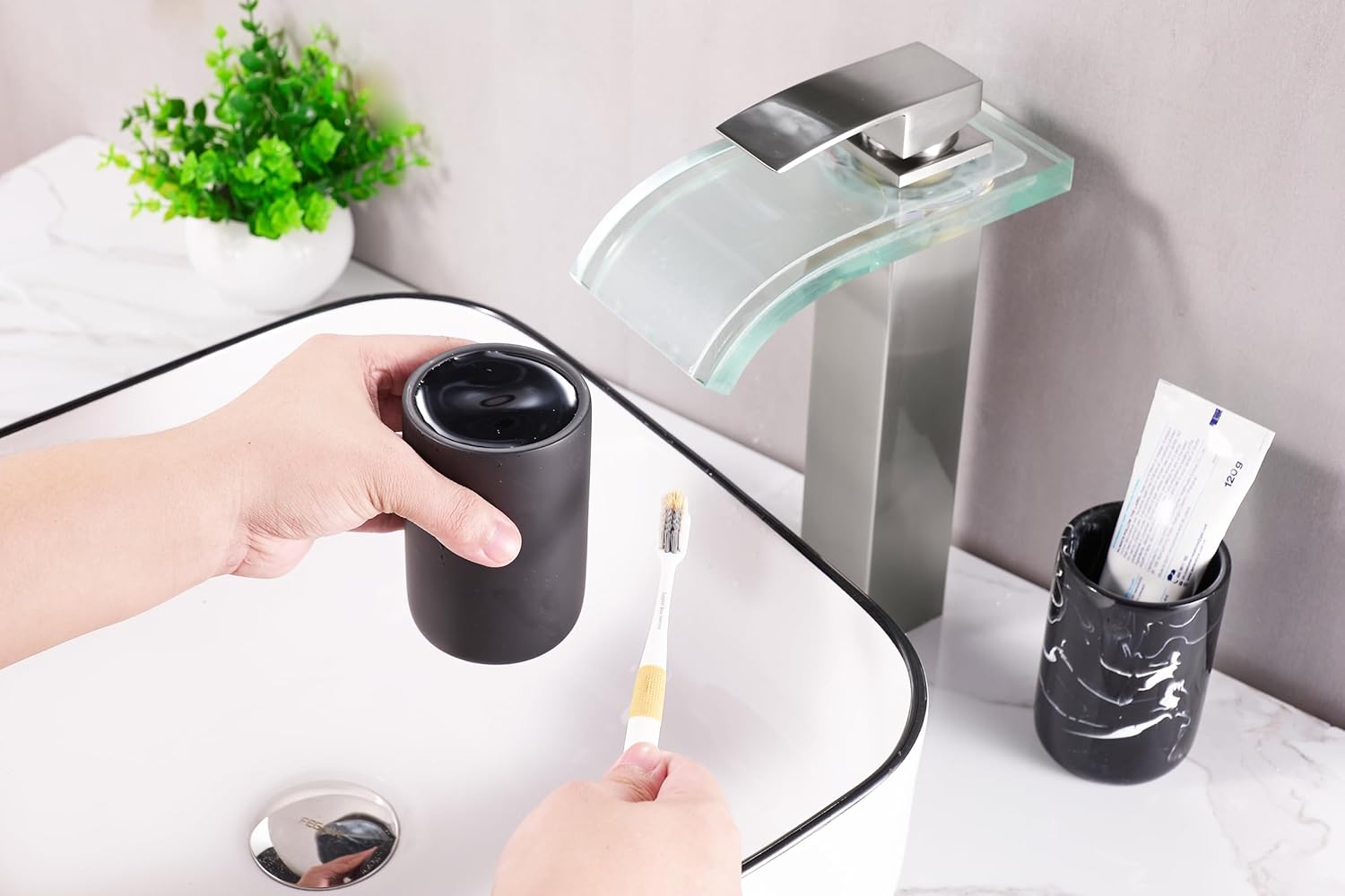 Resin Bathroom Tumbler Cup Matte Black Multifunctional Holder